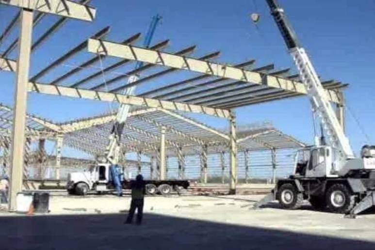Montaje de estructura metálica en campo