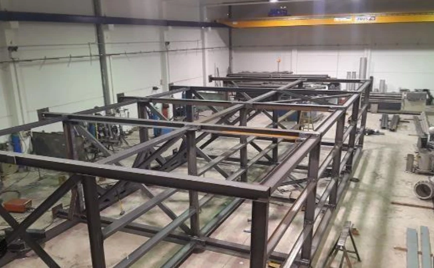 Armado de estructura metálica en interior